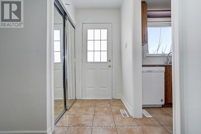 Building Photo - 7 Town House Crescent