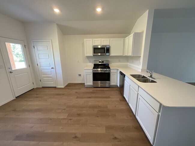 Building Photo - 2022 Meadow Ln