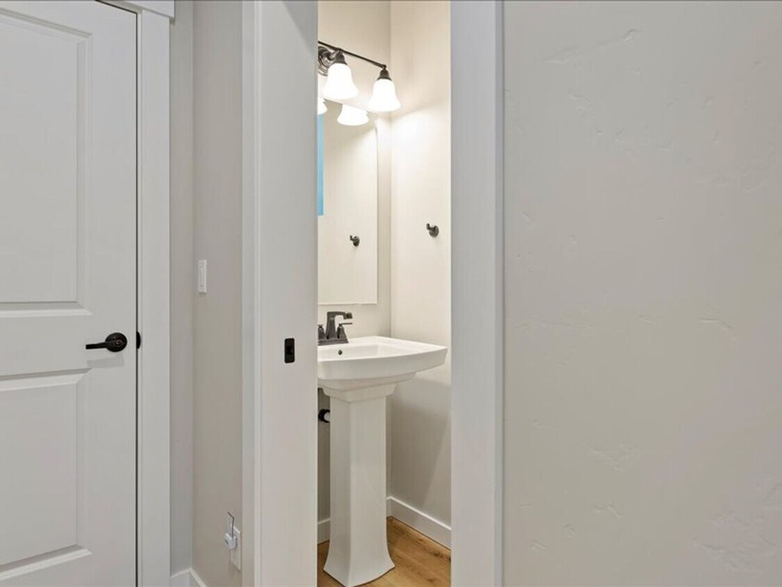 Free September Rent! Beautiful Newer 4 Be... - Free September Rent!  Beautiful Newer 4 Be...