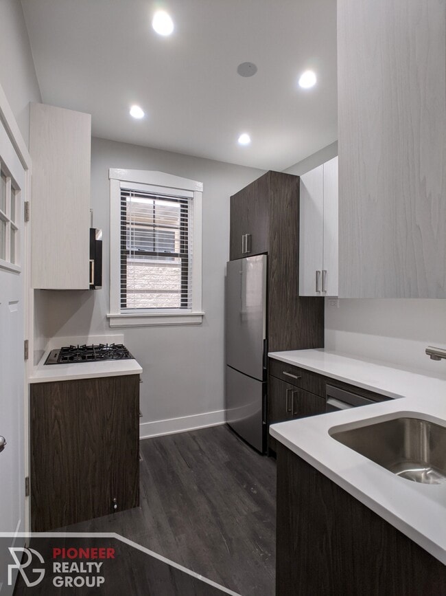 Building Photo - 1615 W Belmont Ave