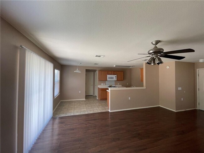 Foto del edificio - 5313 Hutchinson Dr