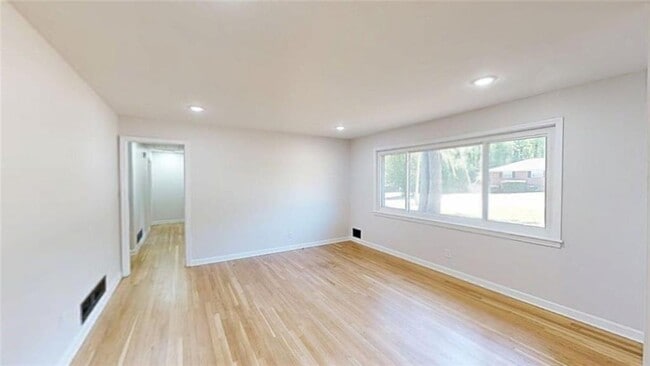 Building Photo - 8 Larose Dr SW