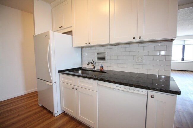 Building Photo - 65 E India Row