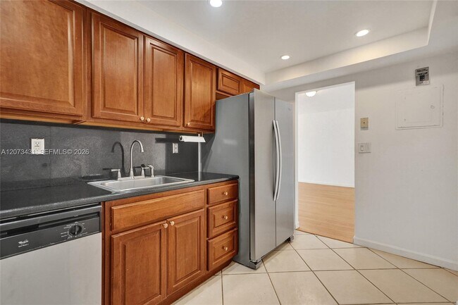 Foto del edificio - 10350 W Bay Harbor Dr