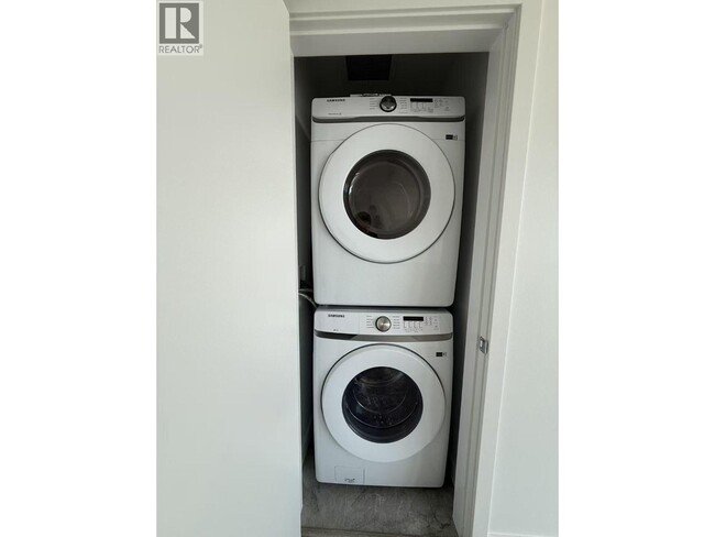 Building Photo - 680 Quayside Dr