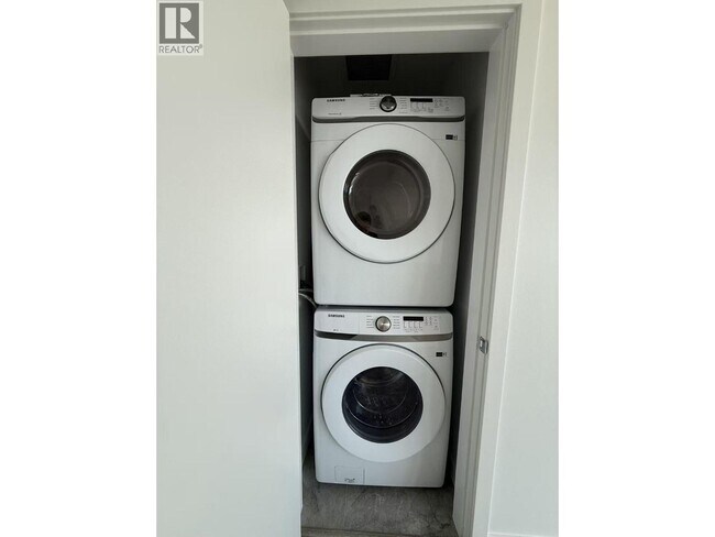 Photo du bâtiment - 680 Quayside Dr