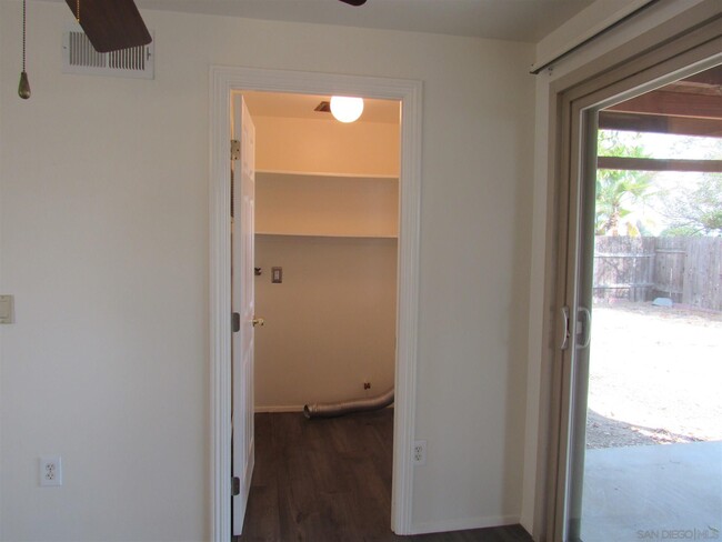 Foto del edificio - 8431 Carlton Oaks Dr