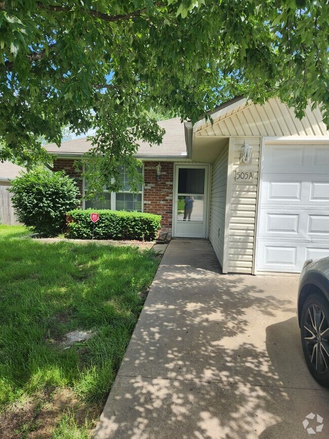 Building Photo - 505A SE Chelsey Ln