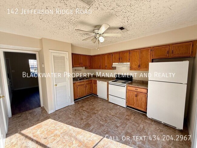 Foto del edificio - 142 Jefferson Ridge Rd