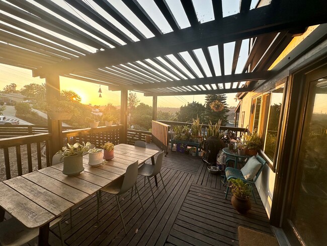 Building Photo - Light & Bright Home Available Now!  2 Bedr...