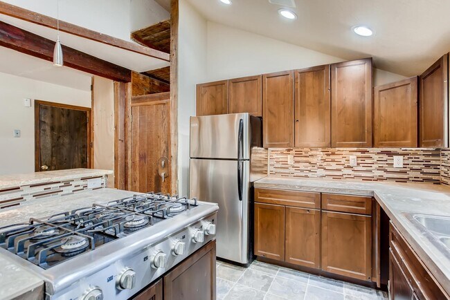 Foto del edificio - 1525 Crestmore Pl