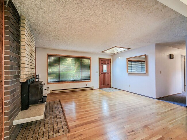 Building Photo - Private country setting 3 bed 1.5 bath ram...
