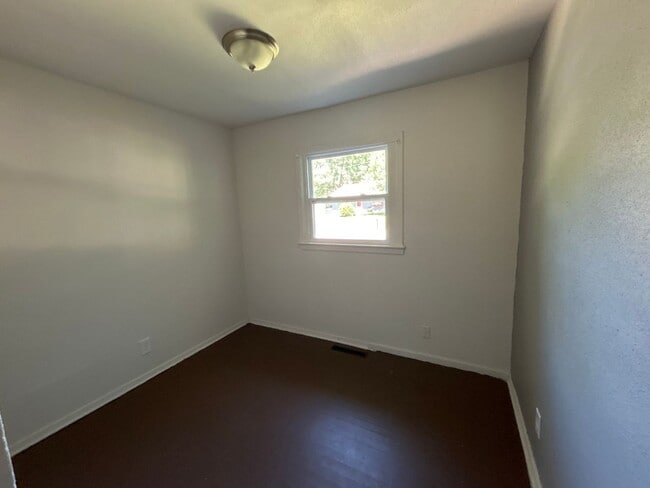 Building Photo - 3 bed 1 Bath Huge backyard Section 8 avail...