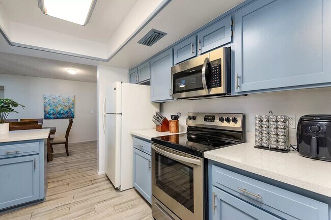 Building Photo - 635 E Manhatton Dr