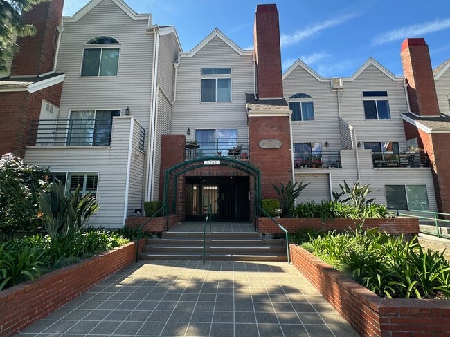 Building Photo - 2706 Honolulu Ave