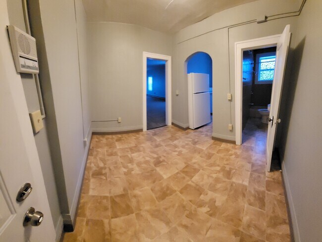 Entrance/Dining Area - 116 E Washington Ave