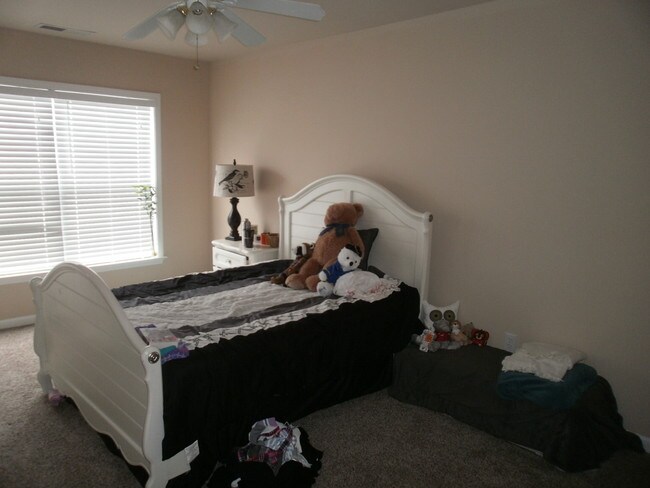 Guest bedroom - 12732 Waterside Dr