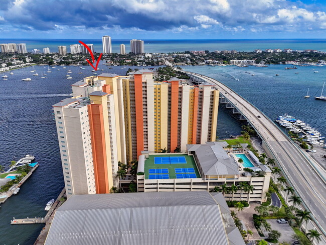 Building Photo - 2650 Lake Shore Dr