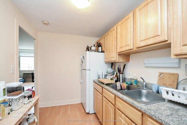 Building Photo - 253 E Delaware Pl