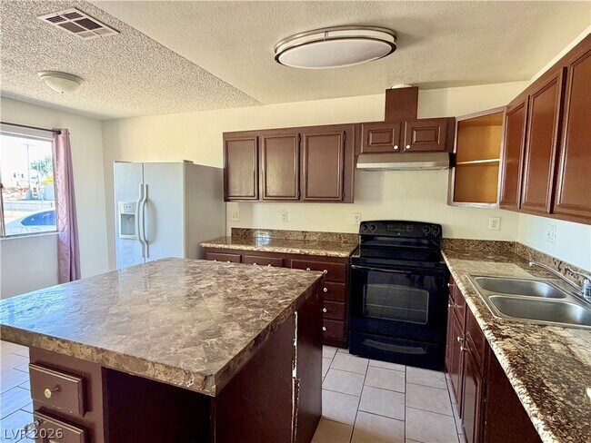 Building Photo - 3717 Lillis Ave