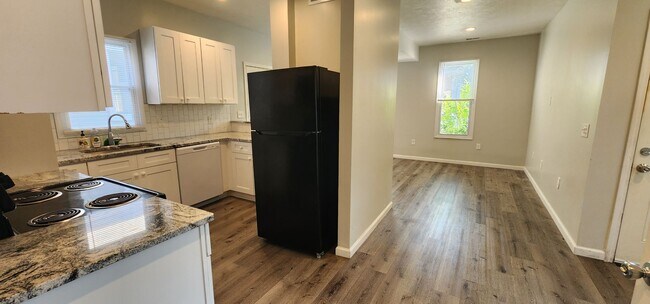 Foto del edificio - Spacious 3-Bed Home in Tremont | Garage, Modern Layout & Walkable Location