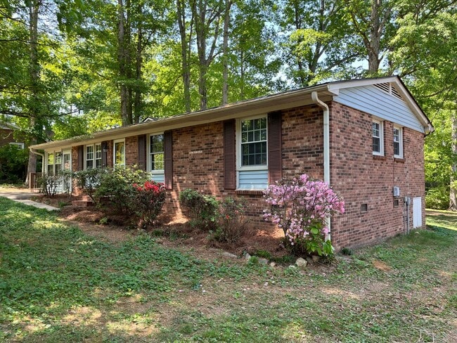 Foto del edificio - Charming 3-bedroom, 1.5-bathroom property in Pfafftown