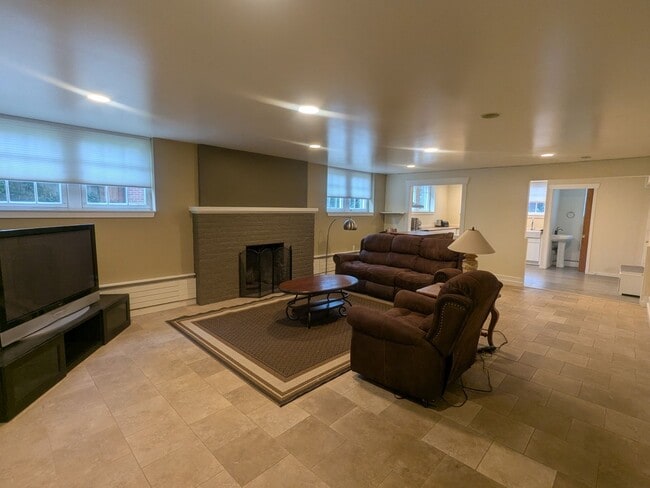 Building Photo - Montlake Duplex