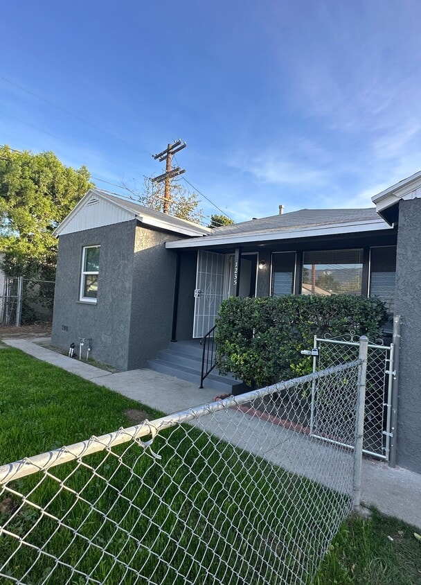 Primary Photo - 1235 Roxbury Dr