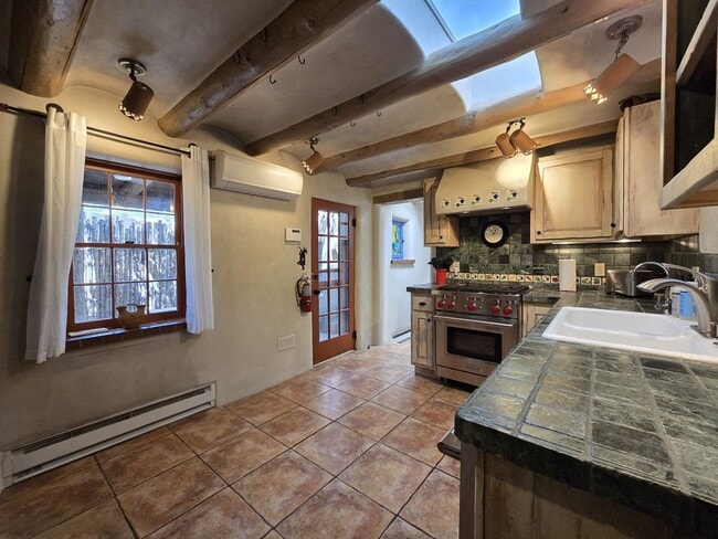 Building Photo - 770 Acequia Madre