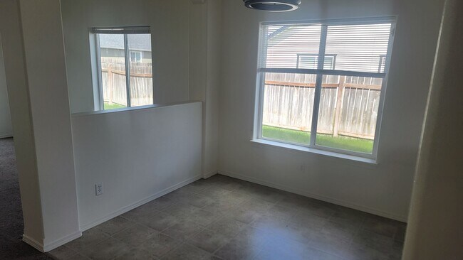 Foto del edificio - 3 Bedroom Home Near Fairchild Air Force Base