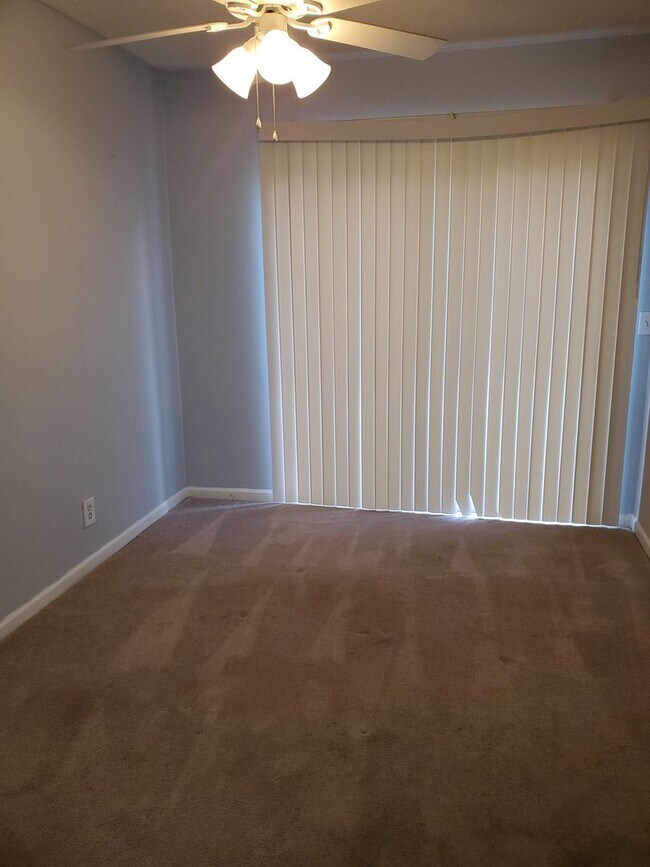 Building Photo - Cute 2 Bedroom 1.5 Bath Condo in Carnaby S...