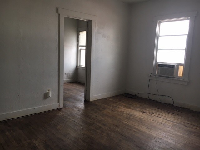 Building Photo - 376 N Elm St
