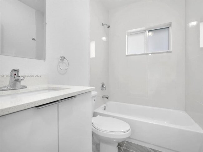 Building Photo - 3 bedroom in Miami FL 33142