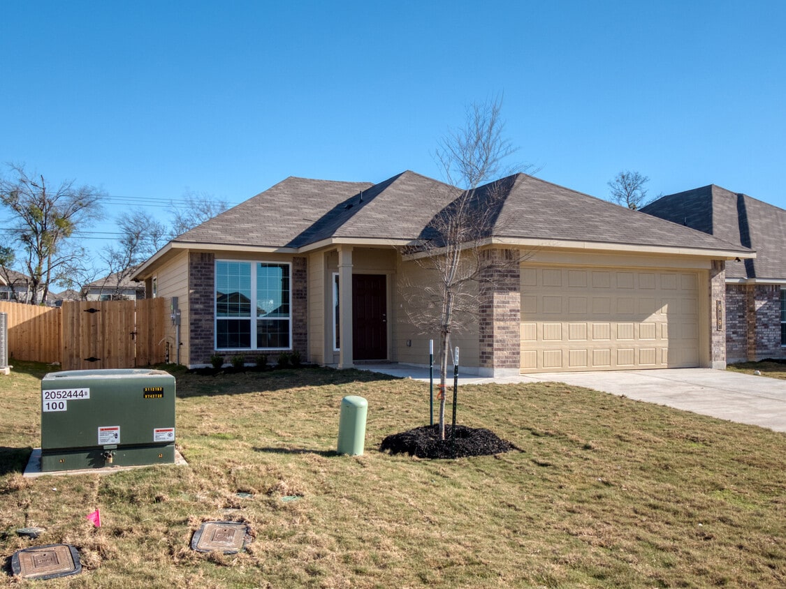 Foto principal - 619 Fallbrook Dr