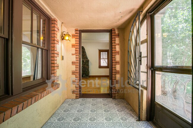 Foto del edificio - 1404 Marquette Pl NE
