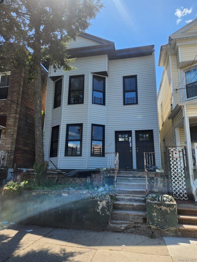 Building Photo - 746 E 217th St