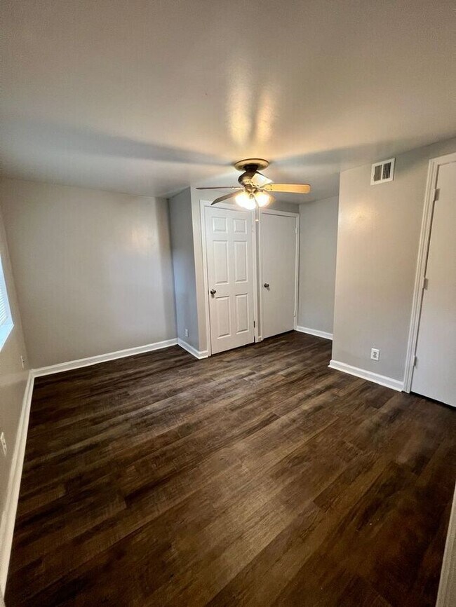 Building Photo - Freshly Renovated 2 Bed, 1 Bath Duplex