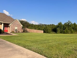 Foto del edificio - 4 bedroom, 2 bath house on 1 acre, 10 minu...