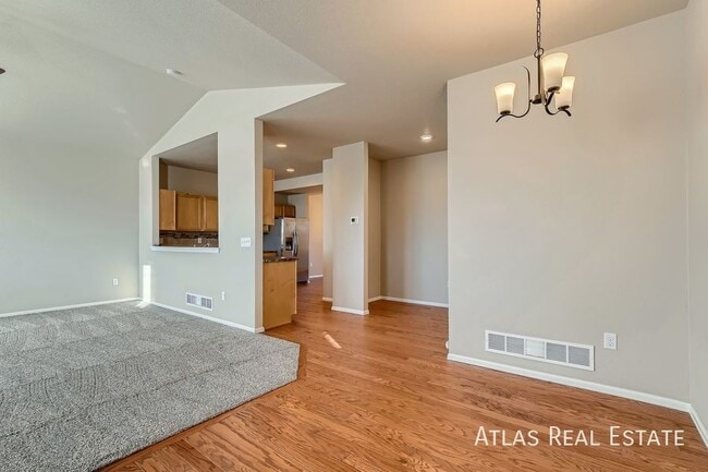 Foto del edificio - 708 Finch Dr