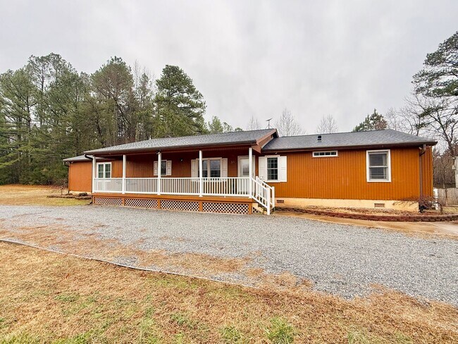 Building Photo - Fully Furnished-All Inclusive Home is Convenient to Interstate 85 and Town of South Hill