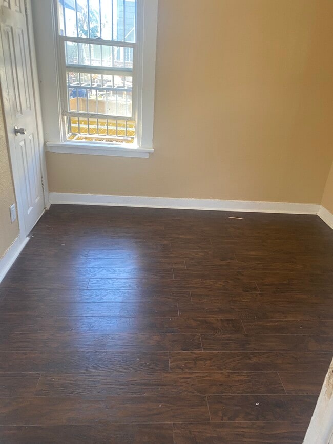 Photo - 716 W 60th St Apartments