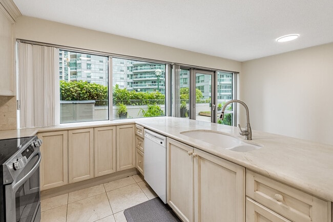 Building Photo - 10 Queens Quay W