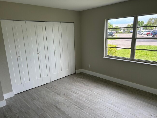 Building Photo - 1508 SE Royal Green Cir