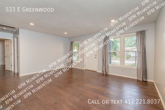 Building Photo - Cozy 2 Bed/1 Bath Mid-Town