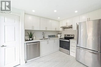 Building Photo - 733 Parkview Crescent