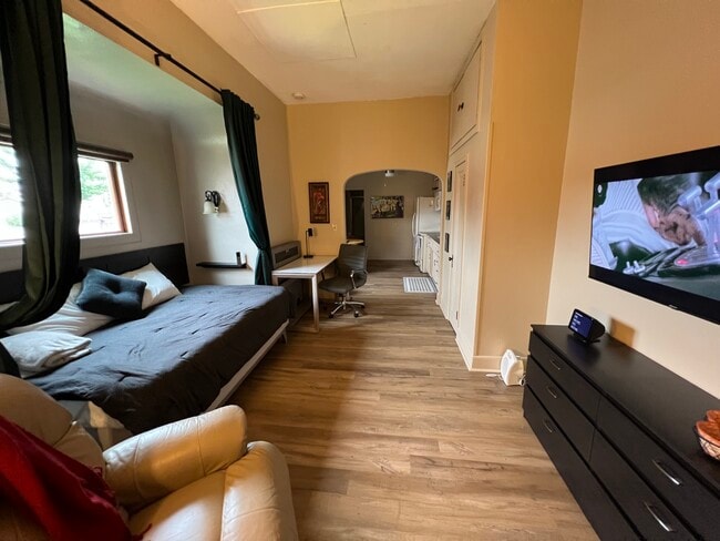 Unit F Studio - 415 Market St