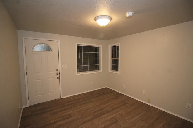 Building Photo - 608 S Ray St