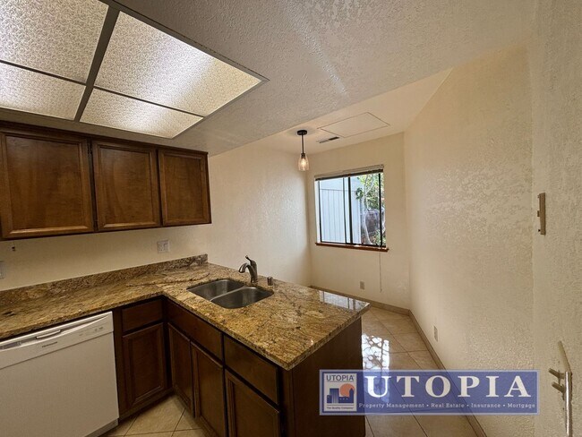 Foto del edificio - Charming Santa Cruz Townhouse: 3 Beds, 2.5 Baths with Private Patio, Spacious Layout, and Prime L...