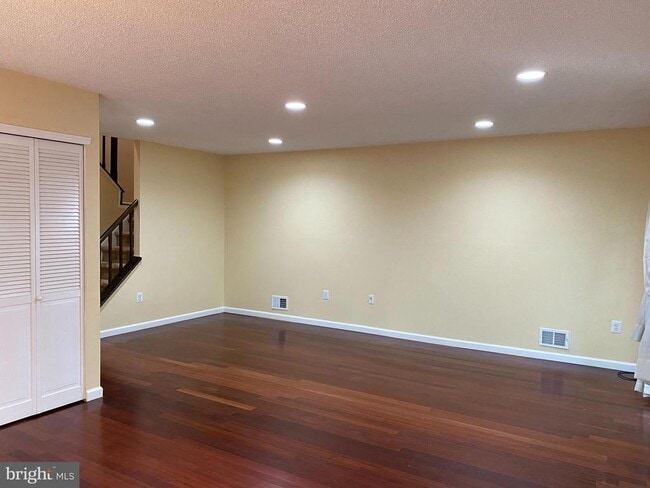 Building Photo - 64 Drewes Ct