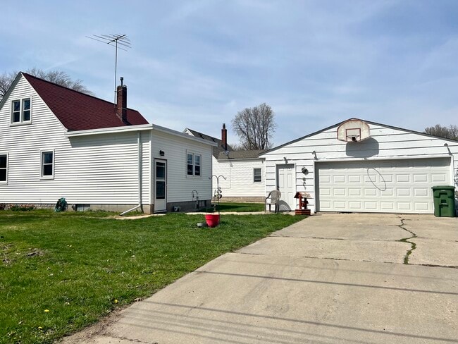2-Stall Garage - 902 Adrian St